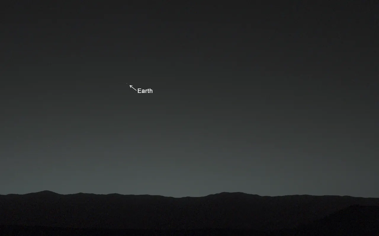 NASA의 화성 지표면을 정찰하는 무인 로봇(Curiosity Mars rover)이 화성의 밤하늘을 찍은 사진