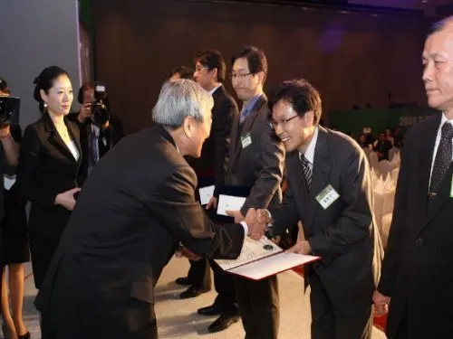 아모레기술상 - 김법완 보건산업진흥원장이 아모레에 우수상을 수여하고 있다.